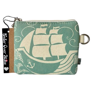 Portafoglio vegano a forma di nave a vela color verde acqua, in tessuto scamosciato color acquamarina, Designers Guild, accessorio da viaggio retrò, ecologico, con scelta di colori personalizzati