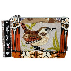 Pochette zippée troglodyte familier brodé accessoire de voyage rétro unique en tissu de la guilde des créateurs petite monnaie porte-monnaie cadeau pour amateur d'oiseaux