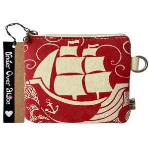 Cartera vegana con diseño de velero rojo baya, de Designers Guild Doe, tela de gamuza, accesorio de viaje retro, ecológica, color personalizable.
