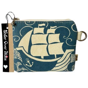 Portafoglio vegano con veliero blu denim indaco, stampato a mano, in tessuto scamosciato Doe Designers Guild, accessorio da viaggio, scelta di colori personalizzata