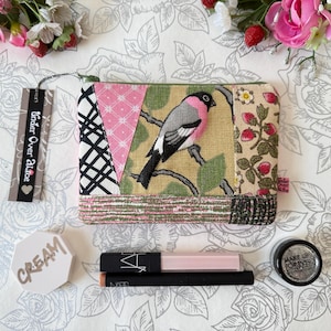 Borsa per il trucco patchwork con uccello ciuffolotto, custodia protettiva in peluche grigio nero bianco, tessuto atomico MCM, opera d'arte sulla fauna selvatica, regali unici per lei