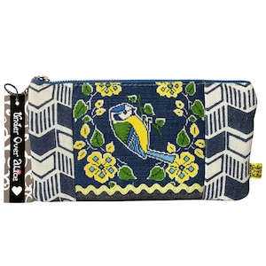 Monedero grande de mezclilla hecho a mano para mujer con estampado floral de cabaña, guirnalda de hojas y flores de prímula, accesorios de aves silvestres