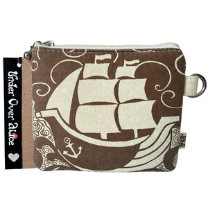 Cartera vegana con diseño de barco de vela en color chocolate y marrón cacao, tela de gamuza estampada a mano de Designers Guild Doe, accesorio de viaje, elección de color personalizada