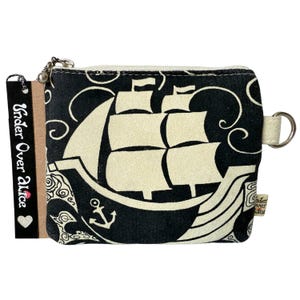 Cartera vegana con diseño de velero de Designers Guild Doe, tela de gamuza, accesorio de viaje retro, alternativa ecológica, el regalo más original para hombres y mujeres.