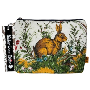 Portamonete con coniglietto di campagna, coniglio, fungo, tonalità dorate, tessuto di corteccia, fiori selvatici, prato, papaveri, opere d'arte sulla fauna selvatica, regali unici per lei