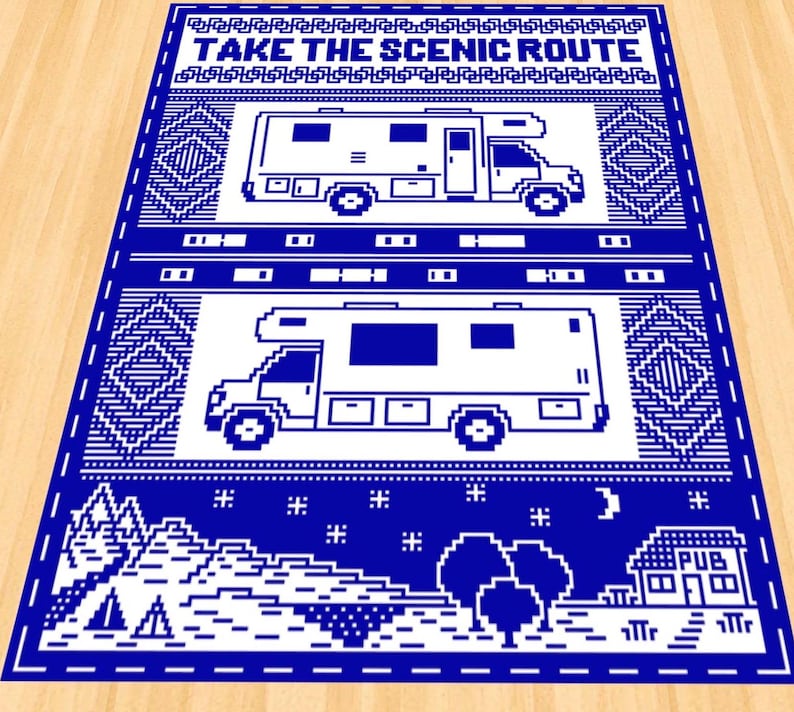 K&ouml;nnte beinhalten: Blau-wei&szlig;er Pixel-Art-Teppich mit dem Text "TAKE THE SCENIC ROUTE" und zwei Bildern eines wei&szlig;en Wohnmobils. Der untere Teil des Teppichs zeigt eine Pixel-Art-Szene mit einer Bergkette, B&auml;umen, einem Zelt, einem Mond und einem Geb&auml;ude mit dem Text "PUB".