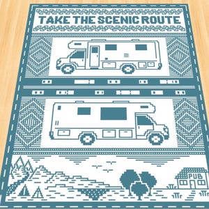 K&ouml;nnte beinhalten: Eine blaue und wei&szlig;e pixelartige Illustration eines Wohnmobils mit dem Text "TAKE THE SCENIC ROUTE" oben. Die Illustration wird zweimal wiederholt, mit einer pixelartigen Landschaft unten.