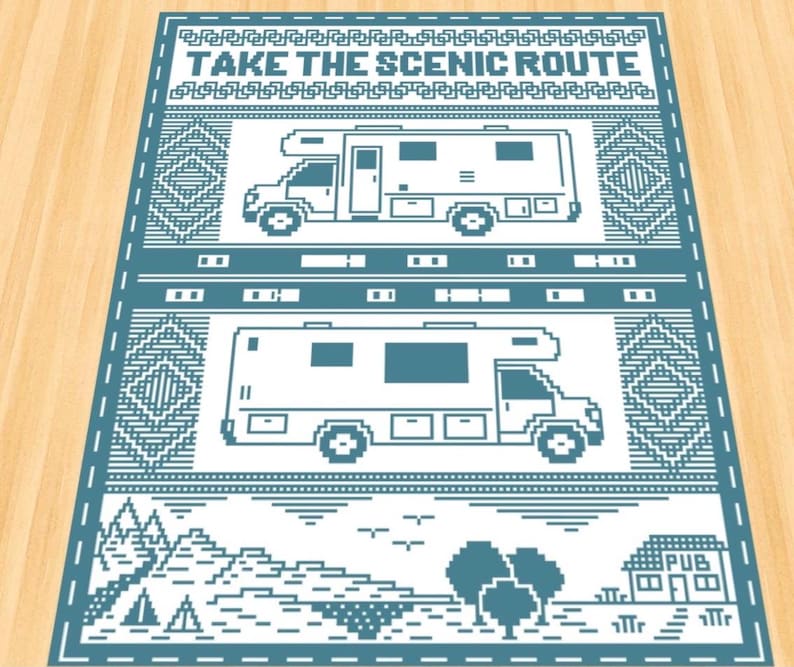 K&ouml;nnte beinhalten: Eine blaue und wei&szlig;e pixelartige Illustration eines Wohnmobils mit dem Text "TAKE THE SCENIC ROUTE" oben. Die Illustration wird zweimal wiederholt, mit einer pixelartigen Landschaft unten.