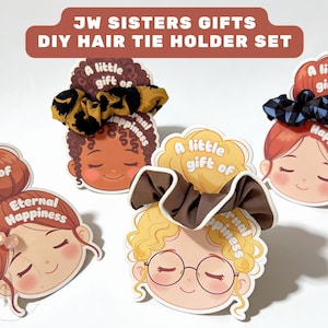 Puede incluir: Juego de soporte para lazos para el pelo DIY con caras ilustradas y coleteros. Los coleteros vienen en varios patrones, incluyendo estampado de leopardo, cuadros azules y marrón. Las tarjetas tienen el texto "A little gift of Eternal Happiness".