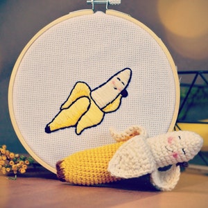 Crochet pattern for Mr. Banana baby grasping toy. Crochet your own banana, whether for the children&#39;s kitchen or as a fun gift. DIY instructions