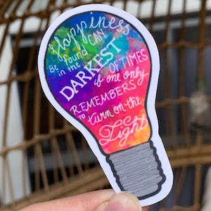 Geluk kan worden gevonden in de donkerste tijden regenboog vinyl sticker sticker