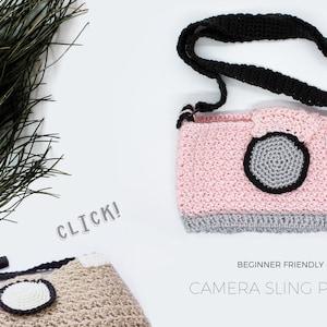 Puede incluir: Un bolso de cámara de bandolera de ganchillo rosa y gris con una correa negra. El bolso tiene un círculo gris para la lente y un rectángulo blanco para el flash. El texto "CLICK!" está escrito en gris sobre un fondo blanco. El texto "BEGINNER FRIENDLY CAMERA SLING PURSE" está escrito en negro sobre un fondo blanco.