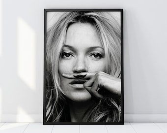 Kate Moss mustaschfingeravtryck, svartvit väggkonst (digital nedladdning)