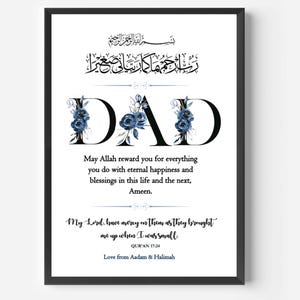 Pu&ograve; includere: Un biglietto di auguri per la Festa del Pap&agrave; stampabile con un design floreale e la parola "DAD" in grandi caratteri grassetto. Il biglietto include una preghiera islamica in scrittura araba e un messaggio di amore e apprezzamento per un padre. Il testo recita: "Che Allah ti ricompensi per tutto ci&ograve; che fai con felicit&agrave; eterna e benedizioni in questa vita e nella prossima, Amen. Mio Signore, abbi piet&agrave; di loro perch&eacute; mi hanno cresciuto quando ero piccolo. Corano 17:24. Amore da Aadam & Halimah."