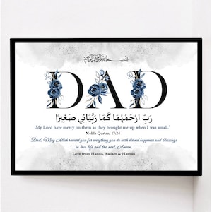 Pu&ograve; includere: Una stampa incorniciata con un design floreale che compone la parola "DAD" in blu e bianco. La stampa include una citazione araba e un messaggio in inglese che recita: "My Lord have mercy on them as they brought me up when I was small." Noble Qur'an, 17:24 Dad: May Allah reward you for everything you do with eternal happiness and blessings in this life and the next. Ameen. Love from Hanna, Aadam & Hassan"