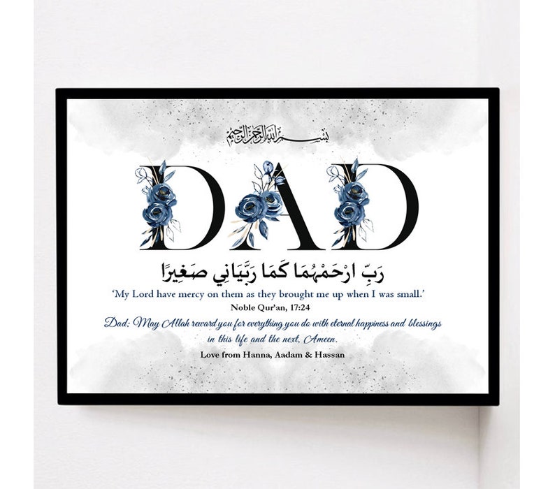 Pu&ograve; includere: Una stampa incorniciata con un design floreale che compone la parola "DAD" in blu e bianco. La stampa include una citazione araba e un messaggio in inglese che recita: "My Lord have mercy on them as they brought me up when I was small." Noble Qur'an, 17:24 Dad: May Allah reward you for everything you do with eternal happiness and blessings in this life and the next. Ameen. Love from Hanna, Aadam & Hassan"