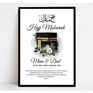Puede incluir: Una tarjeta blanca con texto negro y una ilustraci&oacute;n en negro y dorado de la Kaaba. El texto dice "Hajj Mubarak Mum & Dad Junio 2025 | Dhul Hijjah 1446" e incluye una oraci&oacute;n por la paz, la prosperidad y la felicidad.