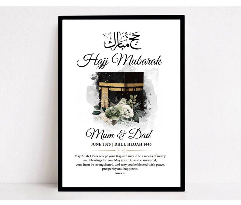 Puede incluir: Una tarjeta blanca con texto negro y una ilustraci&oacute;n en negro y dorado de la Kaaba. El texto dice "Hajj Mubarak Mum & Dad Junio 2025 | Dhul Hijjah 1446" e incluye una oraci&oacute;n por la paz, la prosperidad y la felicidad.