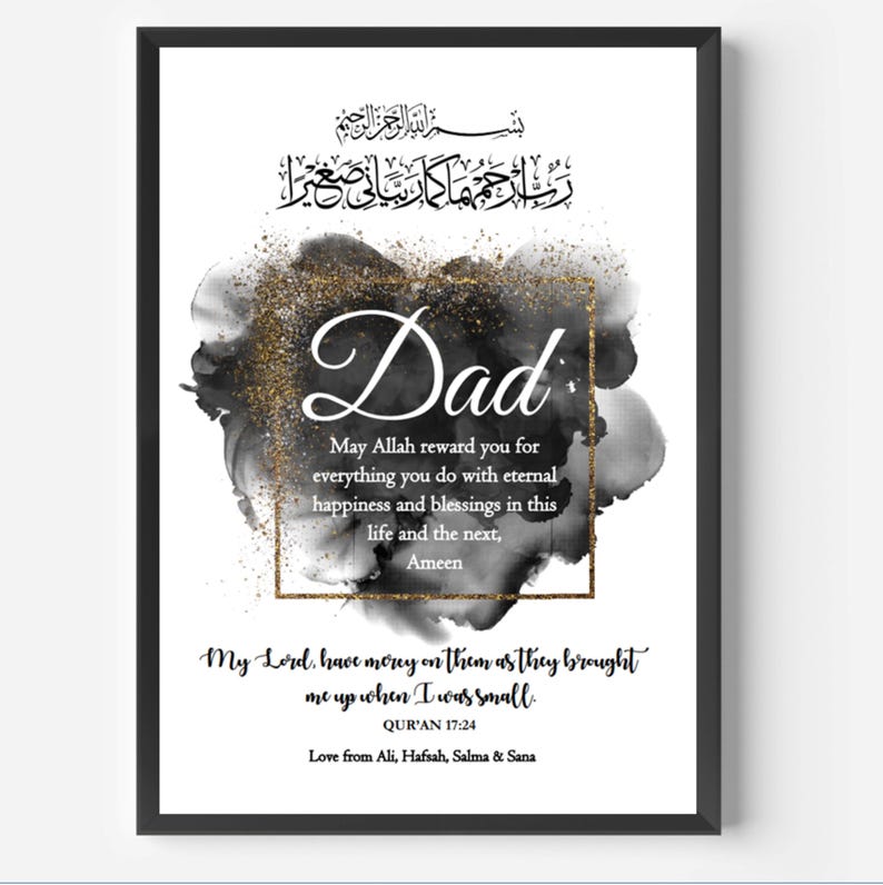 Pu&ograve; includere: Stampa d'arte stampabile in bianco e nero con accenti dorati. La stampa presenta una preghiera islamica in scrittura araba, la parola "Pap&agrave;" in una cornice dorata e una citazione sulle benedizioni e la felicit&agrave; eterna. La stampa include anche il verso "Signore mio, abbi piet&agrave; di loro perch&eacute; mi hanno cresciuto quando ero piccolo" dal Corano.