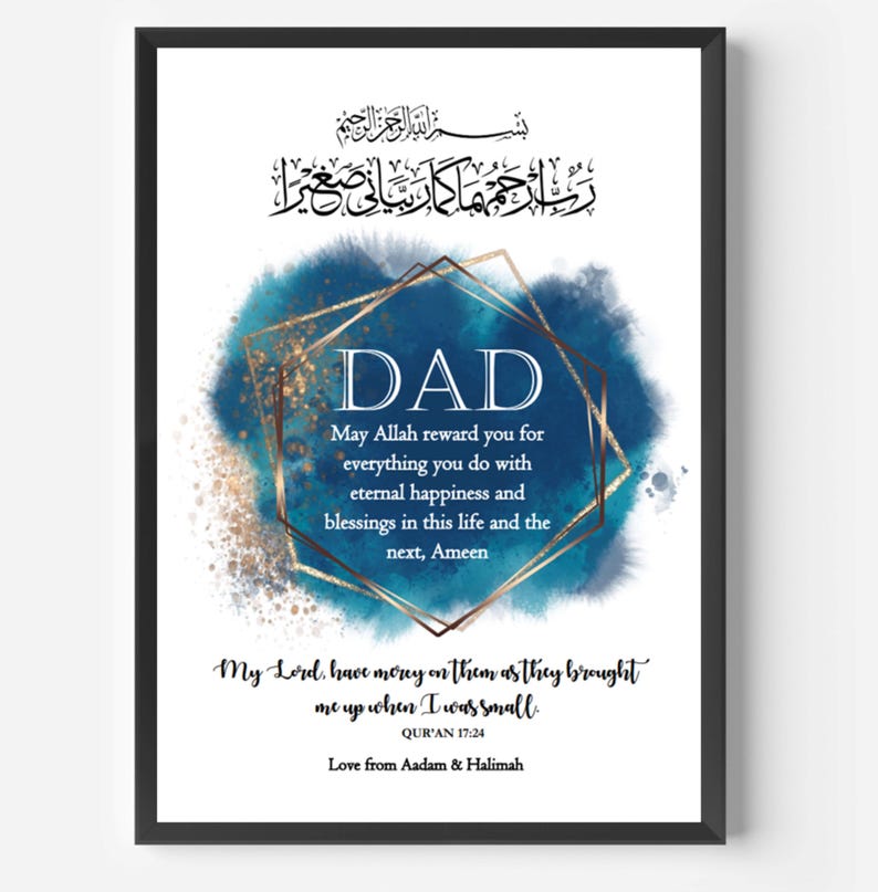 Pu&ograve; includere: Una stampa ad acquerello blu e oro con la parola "DAD" in una cornice dorata. La stampa include una preghiera islamica in scrittura araba e la traduzione inglese: "Possa Allah ricompensarti per tutto ci&ograve; che fai con felicit&agrave; eterna e benedizioni in questa vita e nella prossima, Amen." La stampa include anche un verso del Corano: "Signore mio, abbi piet&agrave; di loro, perch&eacute; mi hanno cresciuto quando ero piccolo." La stampa &egrave; firmata "Love from Aadam & Halimah."