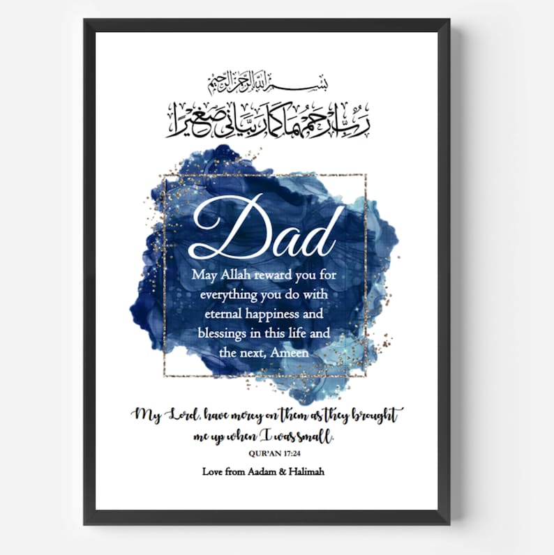 Pu&ograve; includere: Una stampa d'arte stampabile blu e argento con la parola "Pap&agrave;" in una cornice dorata. La stampa presenta una citazione islamica in scrittura araba e il testo "Che Allah ti ricompensi per tutto ci&ograve; che fai con felicit&agrave; eterna e benedizioni in questa vita e nella prossima, Amen. Signore mio, abbi piet&agrave; di loro perch&eacute; mi hanno cresciuto quando ero piccolo. Corano 17:24 Amore da Aadam & Halimah."
