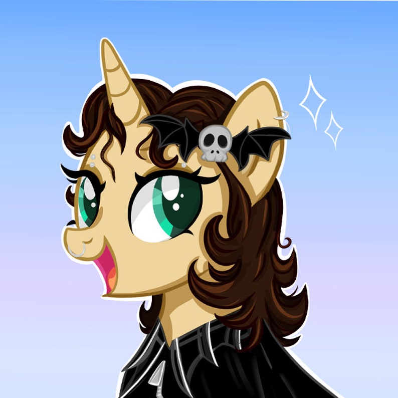 Puede incluir: Ilustraci&oacute;n de un pony con pelaje marr&oacute;n claro, ojos verdes y cabello casta&ntilde;o. El pony tiene un accesorio para el cabello con forma de murci&eacute;lago con una calavera en el centro. El pony lleva una chaqueta negra y tiene un piercing en la nariz. El fondo es un degradado de azul.