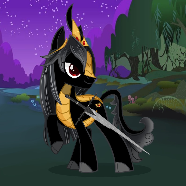 Puede incluir: Ilustraci&oacute;n de un pony negro con una corona y armadura doradas, sosteniendo una espada plateada. El pony tiene ojos rojos y una larga melena fluida. El fondo presenta un cielo nocturno p&uacute;rpura y un bosque.