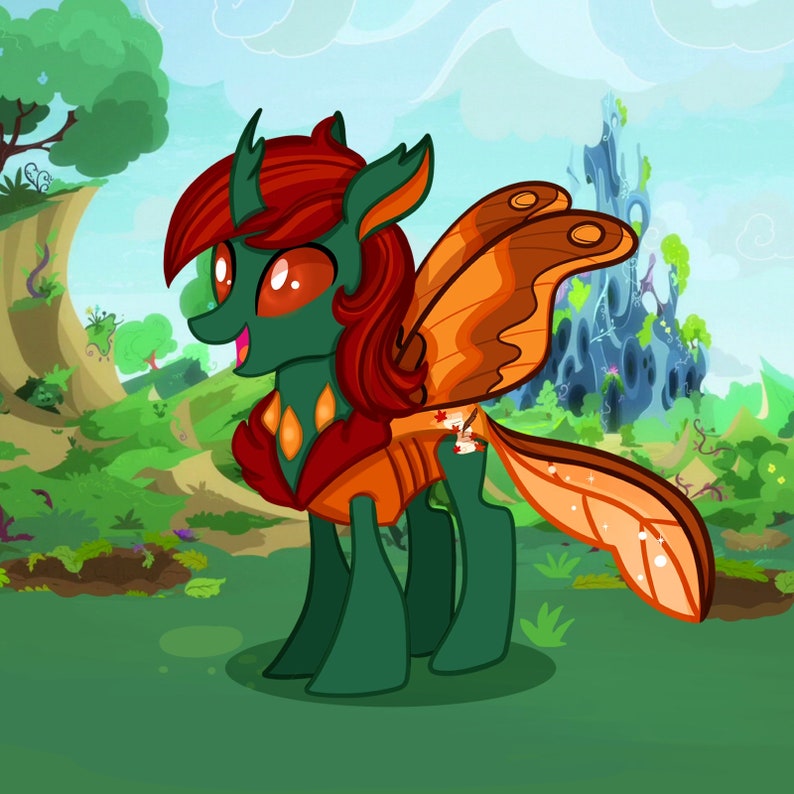 Puede incluir: Ilustraci&oacute;n de dibujos animados de un pony con piel verde, ojos naranjas y melena roja. El pony tiene grandes alas naranjas y marrones, sobre un fondo de paisaje verde con &aacute;rboles y cielo azul.
