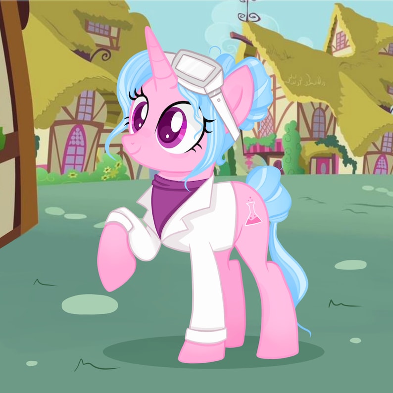 Puede incluir: Un poni de dibujos animados rosa con melena y cola azules, que lleva una bata de laboratorio blanca y gafas. El poni tiene una bufanda morada y un cuerno rosa. Un vaso de precipitados rosa est&aacute; en el flanco del poni. El fondo muestra un pueblo.