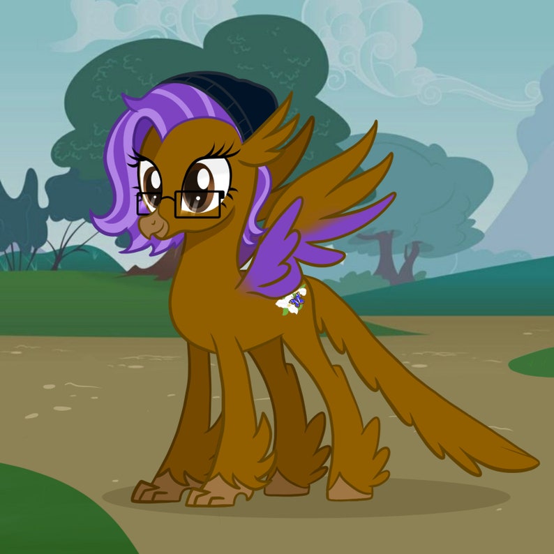 Puede incluir: Ilustraci&oacute;n de dibujos animados de una criatura marr&oacute;n parecida a un pony con alas y pelo morado, con gafas y un gorro negro. La criatura tiene una flor blanca con detalles morados en el flanco.