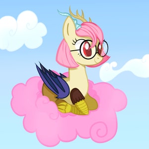 Puede incluir: Una ilustraci&oacute;n de dibujos animados de una criatura parecida a un poni con un cuerpo de color canela claro, cabello rosado y gafas. Tiene alas azules y negras y est&aacute; sentada en una nube rosa sobre un fondo de cielo azul. La criatura tiene cuernos de ciervo.
