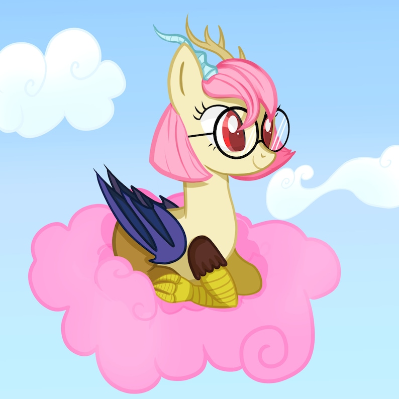 Puede incluir: Una ilustraci&oacute;n de dibujos animados de una criatura parecida a un poni con un cuerpo de color canela claro, cabello rosado y gafas. Tiene alas azules y negras y est&aacute; sentada en una nube rosa sobre un fondo de cielo azul. La criatura tiene cuernos de ciervo.