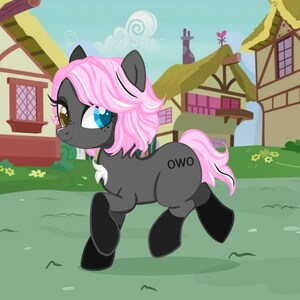 Puede incluir: Un poni de dibujos animados con un cuerpo gris oscuro, patas negras y una melena y cola rosas. El poni tiene un ojo azul y un ojo marr&oacute;n. La palabra "owo" est&aacute; impresa en el flanco del poni. El fondo muestra una escena de pueblo.