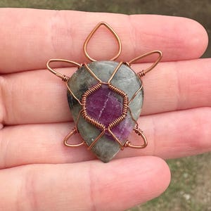Collar de cobre con forma de tortuga y rubí engastado en zoisita