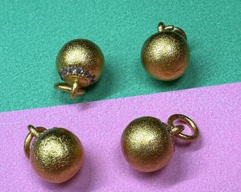 18K Gold überzogener CZ Zirkon-Kugel-Charme 7.5 Millimeter, Mattgold-Ton-runder Anhänger mit offenem Ring, flacher Kreis-Knopf-Spacer mit Blumenmuster 8 mm