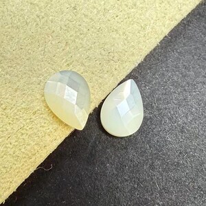 Droppformad cabochon i naturlig vit pärla, pärlskal, päronslipad platt baksida, sötvattenspärla med ostron för smyckestillverkning 3*5 mm, cherque platt baksida