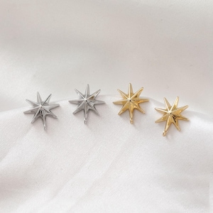 Pode incluir: Quatro pingentes de metal em forma de estrela em prata e ouro. Os pingentes têm uma ponta pontiaguda e são perfeitos para adicionar um toque de brilho a joias ou artesanato.