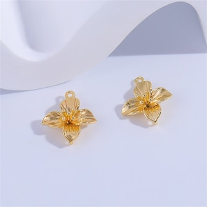 Puede incluir: Dos abalorios de flores de color dorado con un diseño detallado. Los abalorios son perfectos para añadir un toque de elegancia a los proyectos de joyería.