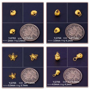 Op de afbeelding: Een verzameling goudkleurige sieraden, waaronder kleine bedels en hangers. De afbeelding toont verschillende ontwerpen, zoals een vlinder en andere abstracte vormen. Afmetingen worden in millimeters weergegeven. De teksten "YJ2763", "YJ2764", "YJ2765" en "YJ2766" zijn zichtbaar.