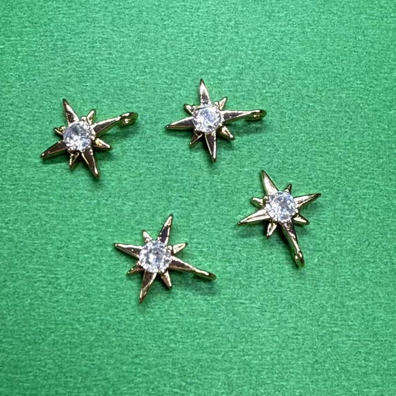 ゴールドメッキのキュービックジルコニア製スターチャーム、天体 