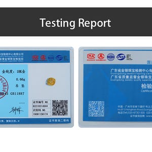 Op de afbeelding: Twee testrapportkaarten met Chinese tekst en een kleine gouden hanger. De kaarten tonen informatie over het gewicht, de zuiverheid en de testdetails van de hanger. De tekst "Testing Report" staat bovenaan.