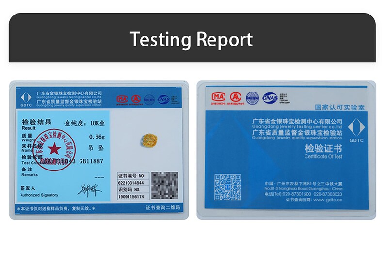 Op de afbeelding: Twee testrapportkaarten met Chinese tekst en een kleine gouden hanger. De kaarten tonen informatie over het gewicht, de zuiverheid en de testdetails van de hanger. De tekst "Testing Report" staat bovenaan.