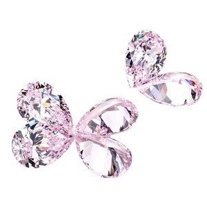 K&ouml;nnte beinhalten: Drei rosa birnenf&ouml;rmige Diamanten, die in Form eines Schmetterlings angeordnet sind. Die Diamanten sind facettiert und funkeln.