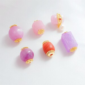 Cuenta cúbica de cuarzo rosa con tapa de flor chapada en oro, cuenta redonda de amatista, cuenta tubular de ágata roja, cuenta espiral de jade púrpura, espaciador de gema kunzita