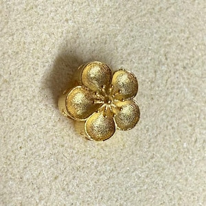 1pc 18K Solid Gold Plum Flower Beads, Solid Gold Floral Bead, Five Petal Flower Beads, Vintage Gold Bead, Blooming Spacer Beads for Bracelet