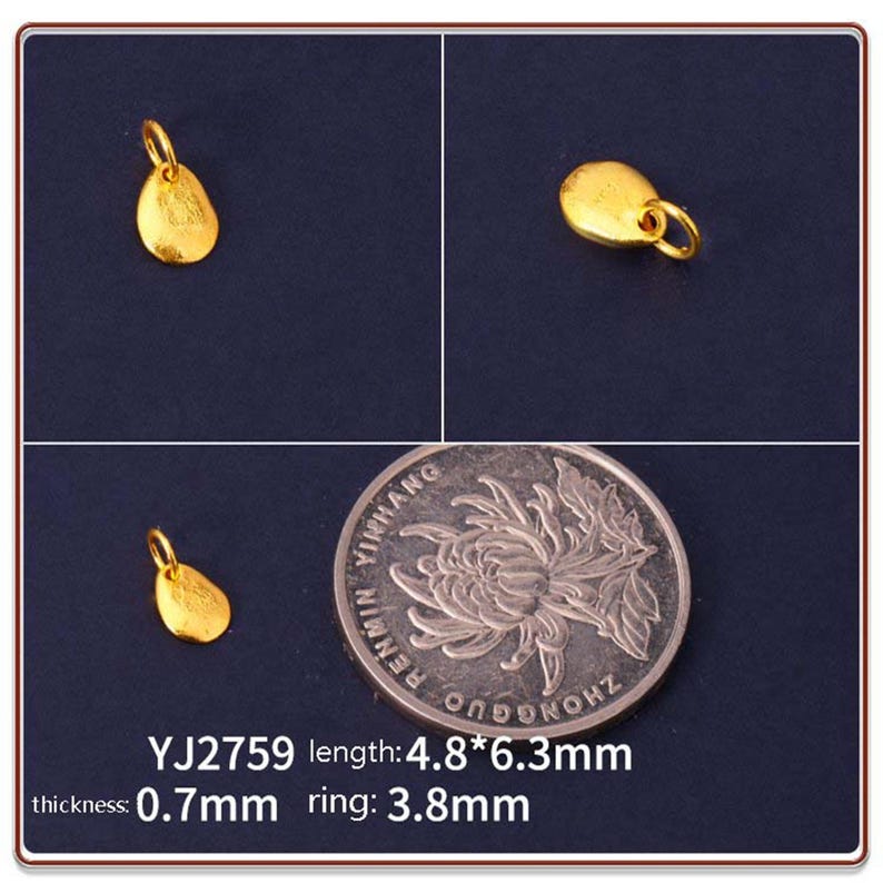 Op de afbeelding: Goudkleurige druppelvormige hanger met een kleine lus om aan een ketting te bevestigen. De hanger is 0,7 mm dik, met een lengte van 4,8 mm x 6,3 mm en een ringmaat van 3,8 mm. De tekst "YJ2759" is zichtbaar.