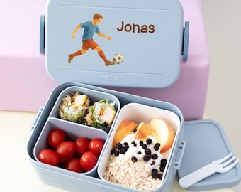 Mepal Bentobox Lunchbox – 900 Ml, Mit Fußball-Motiv, 2 Einsätze & Snackgabel, BPA-frei, Spülmaschinengeeignet