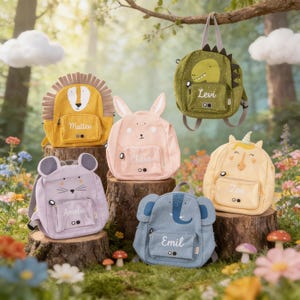 Peut inclure: Plusieurs sacs à dos pour enfants en forme d'animaux : lion, lapin, dinosaure, souris, licorne et éléphant. Chaque sac porte un nom et est présenté dans un cadre extérieur fantaisiste.