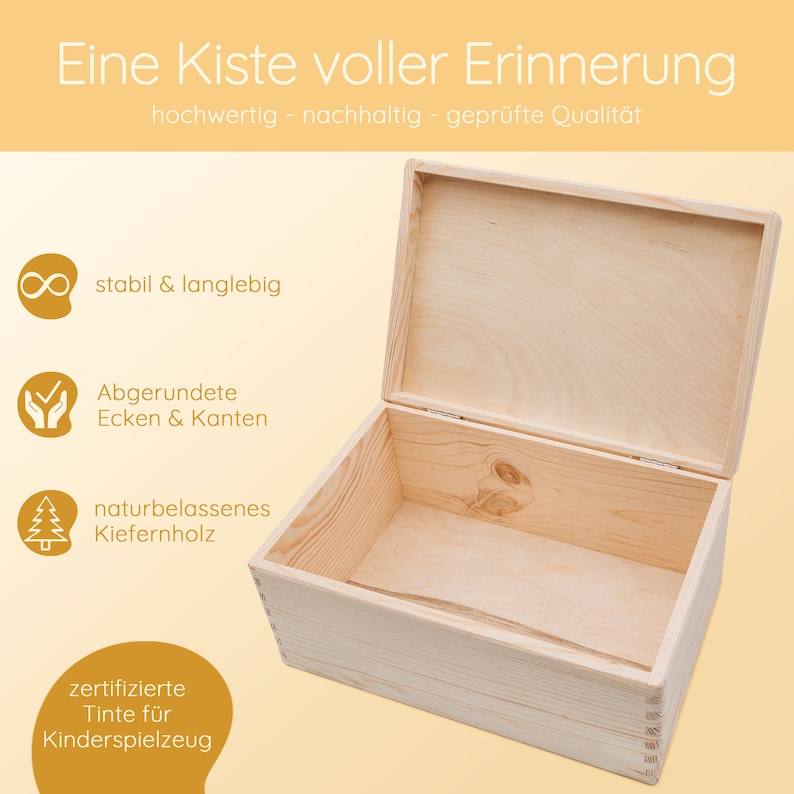 May include: A wooden box with a hinged lid, open to reveal the empty interior. The box is made of natural pine wood and has a light brown color. The text on the box reads "Eine Kiste voller Erinnerung" and "hochwertig - nachhaltig - gepr&uuml;fte Qualit&auml;t".