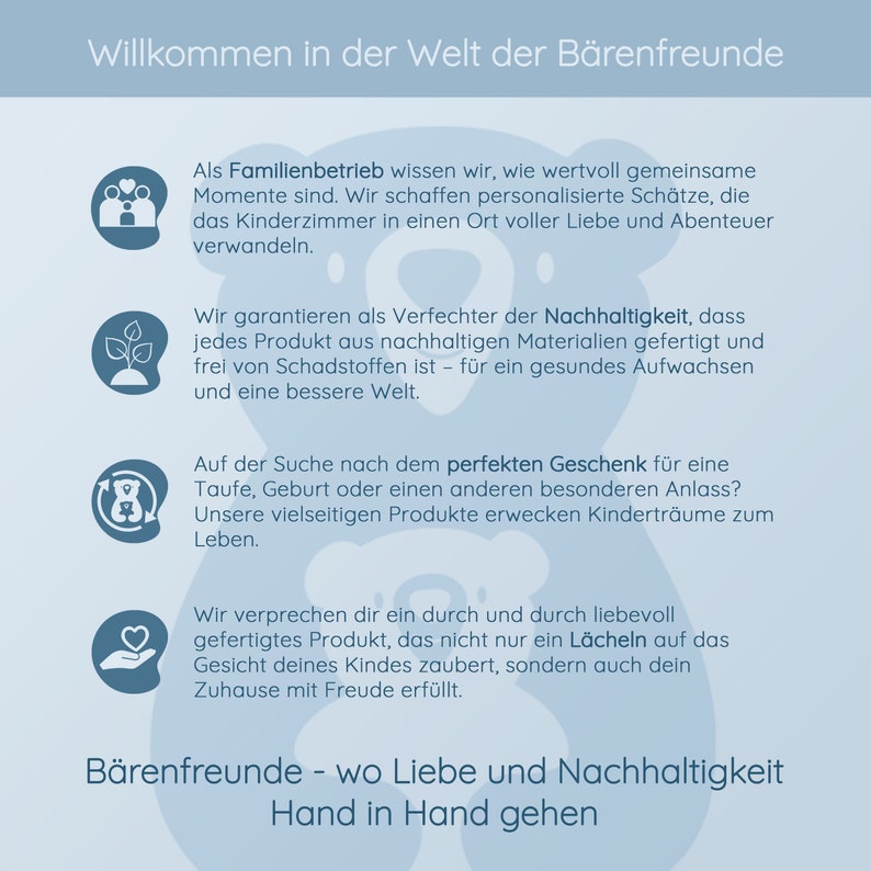 Może przedstawiać: Kolorowa ilustracja rodziny, rośliny i niedźwiedzia z sercem. Tekst brzmi "Willkommen in der Welt der B&auml;renfreunde" i "B&auml;renfreunde - wo Liebe und Nachhaltigkeit Hand in Hand gehen". Tekst opisuje firmę rodzinną, kt&oacute;ra tworzy spersonalizowane prezenty dla dzieci, wykonane z materiał&oacute;w zr&oacute;wnoważonych.